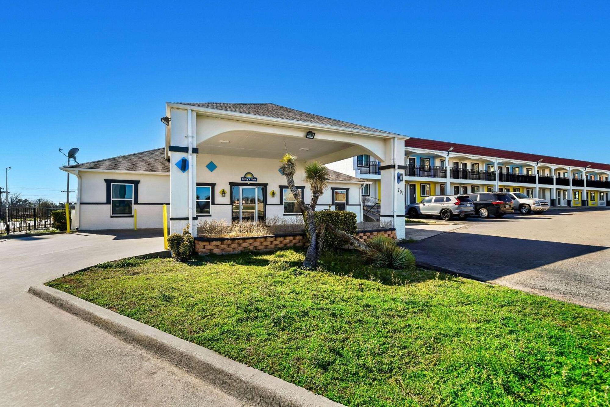 Days Inn By Wyndham Gainesville Exterior photo
