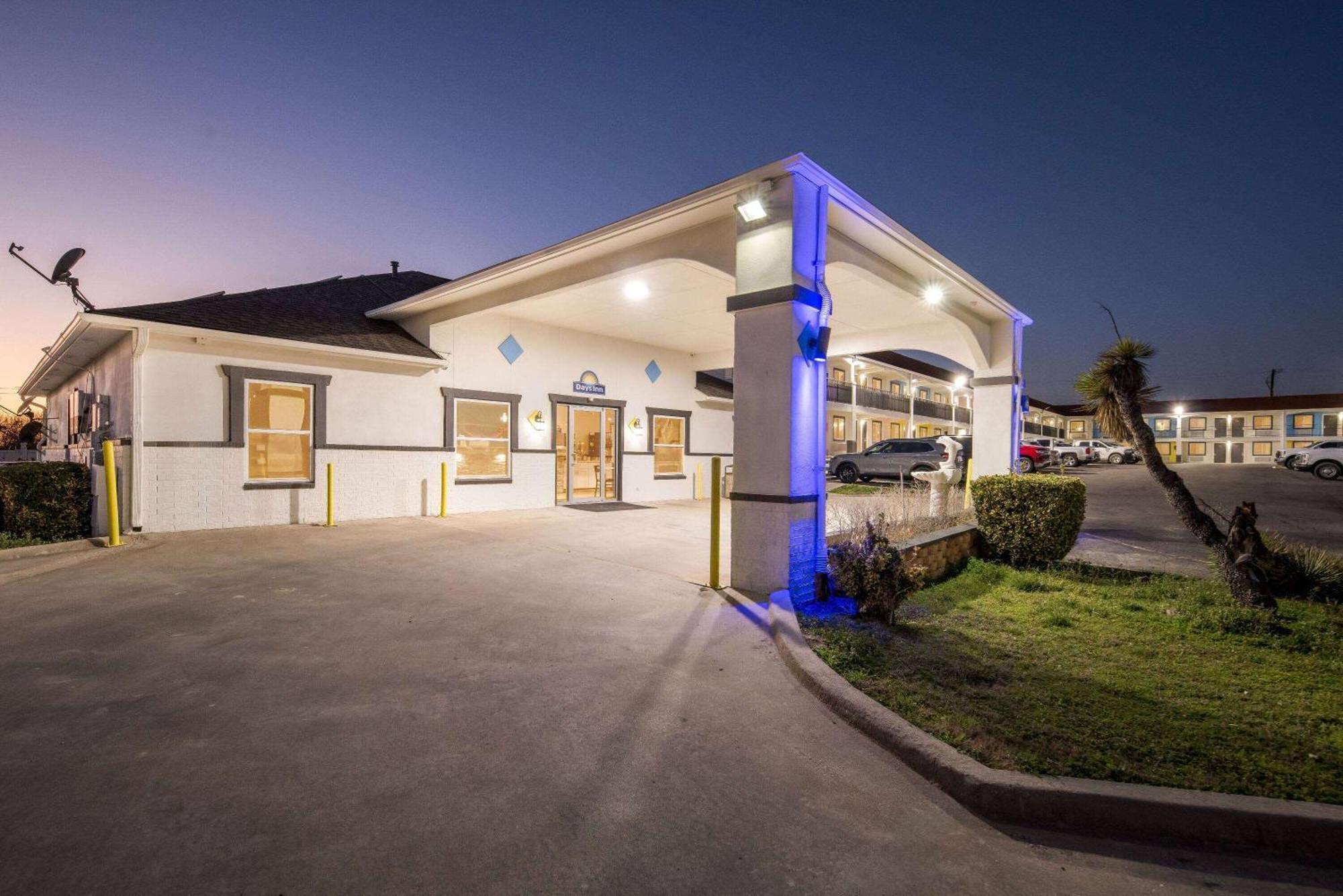 Days Inn By Wyndham Gainesville Exterior photo