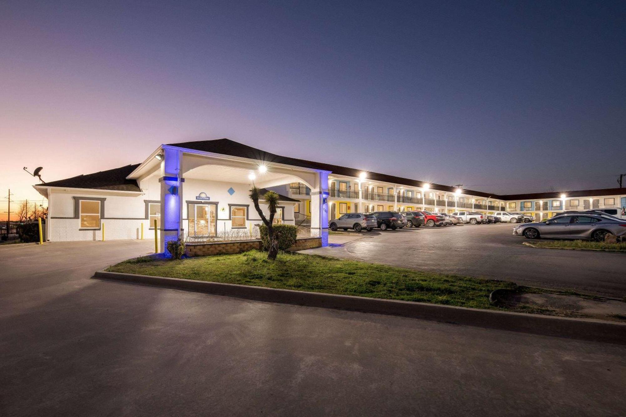 Days Inn By Wyndham Gainesville Exterior photo